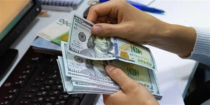 الدولار يزحف من جديد.. سعر الدولار يُفاجئ المواطنين في تعاملات اليوم أمام الجنيه بالبنوك