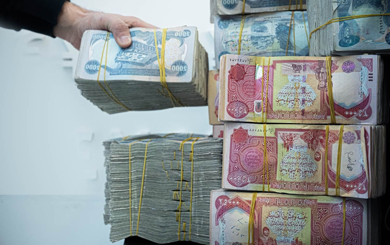 “فرحة للعراقيين”.. شروط الحصول على 25.000.000 مليون دينار من مصرف الرافدين.. مفاجأة سارة لهذه الفئات