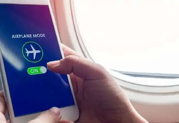 “بنعمله كل مرة وإحنا مش واخدين بالنا!”.. ليه وضع الطيران بيحمي جسمك وانت مسافر