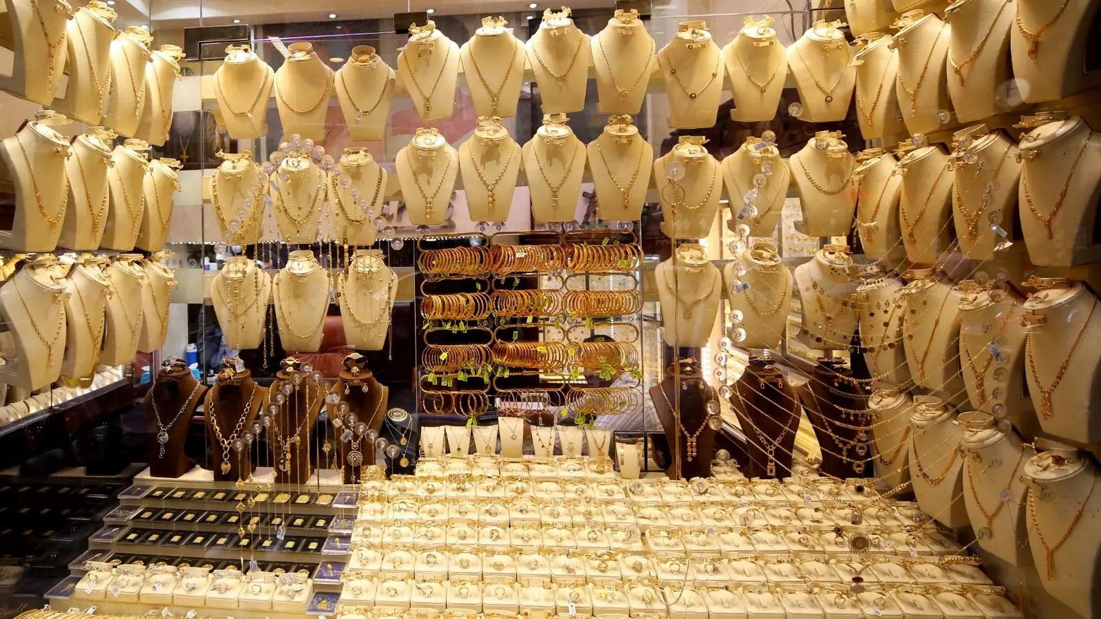 ثبات واستقرار ملحوظ في سعر جرام الذهب عيار 21 اليوم 11 من نوفمبر وتوقعات بإنخفاضه 1000 جنية!